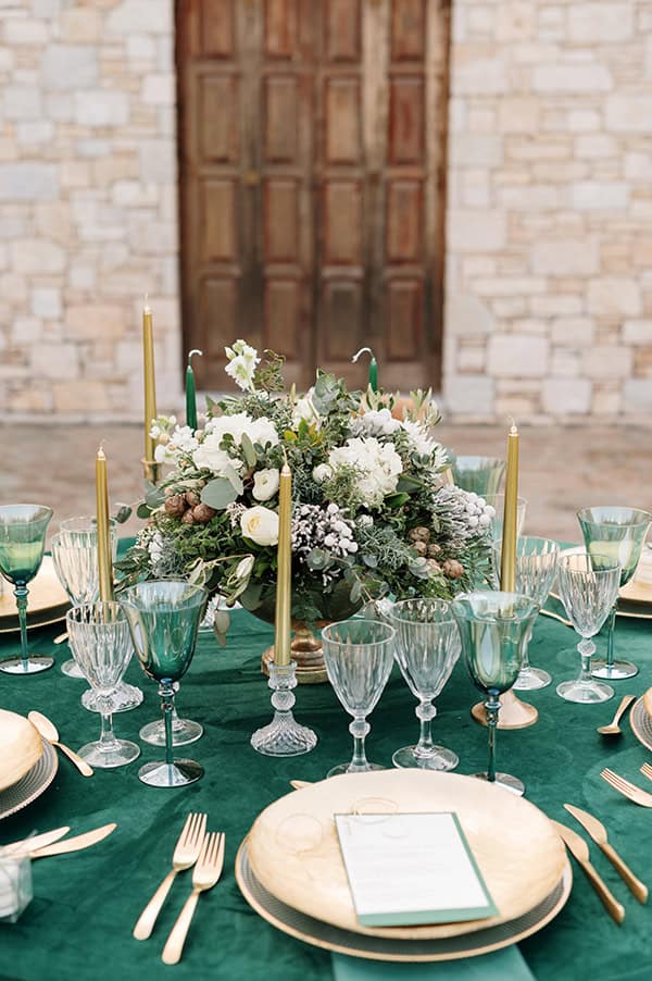 Romantic chic στολισμός τραπεζιών δεξίωσης με centerpiece από λευκά άνθη και πρασινάδα
