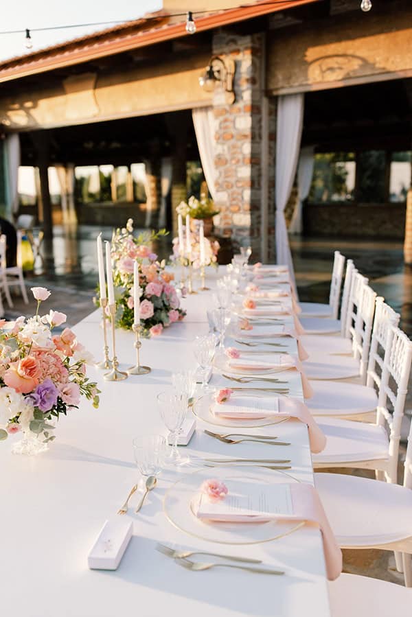 Διακόσμηση γαμήλιου τραπεζιού με όμορφες ανθοσυνθέσεις σε παστέλ αποχρώσεις