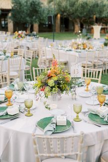 Διακόσμηση τραπεζιών δεξίωσης με centerpiece από πλούσια ανθοσύνθεση