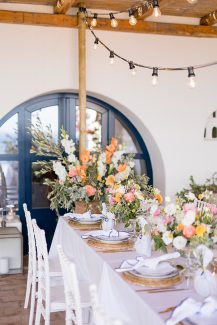 Rustic στολισμός τραπεζιών δεξίωσης με λουλούδια σε φωτεινά χρώματα