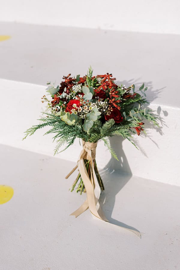winter-civil-wedding-athens-red-roses-green-details_06