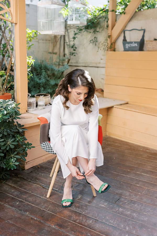 winter-civil-wedding-athens-red-roses-green-details_10