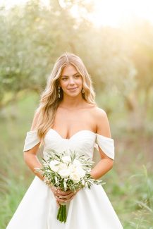 Αέρινο νυφικό χτένισμα για μακριά μαλλιά