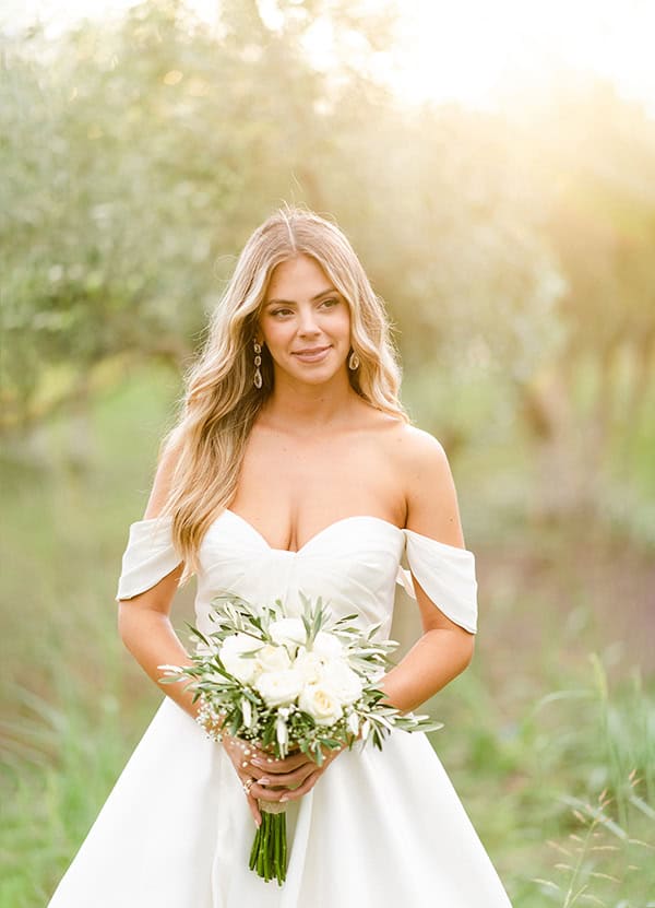 Αέρινο νυφικό χτένισμα για μακριά μαλλιά