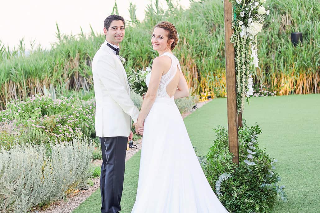 Ολόλευκος φθινοπωρινός γάμος στην Αθήνα με ρομαντικά άνθη και φύλλα ελιάς │ Δήμητρα & Can