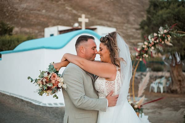 Μποέμ φθινοπωρινός γάμος στην Τήλο με pampas grass και peach αποχρώσεις │ Βάσω & Γιάννης