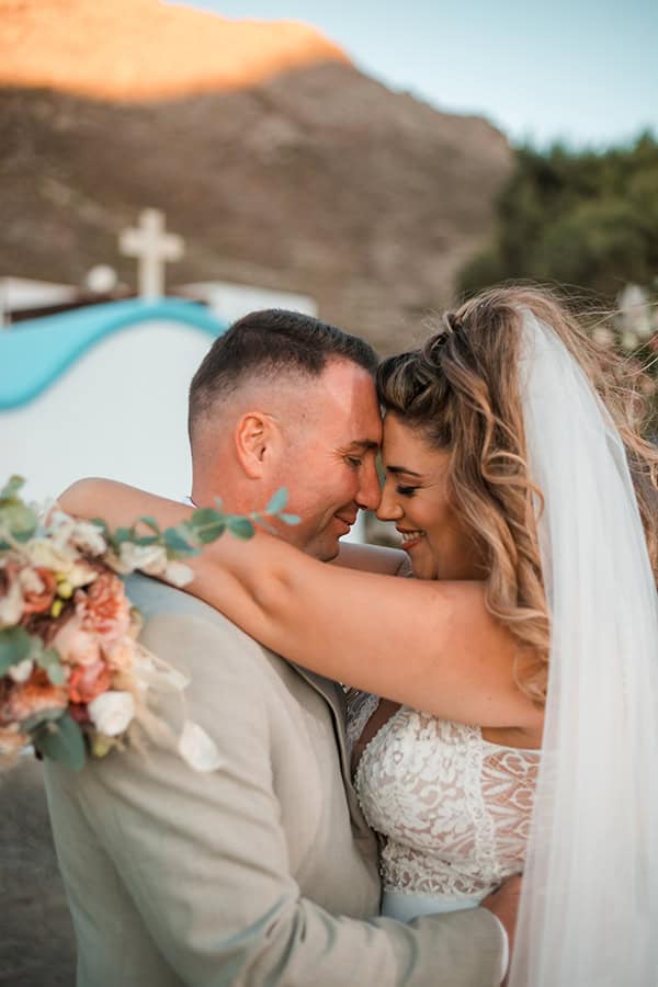 boho-fall-wedding-tilos-pampas-grass-peach-hues_28