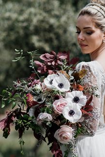 Υπέροχη νυφική στέκα μαλλιών με λευκές πέρλες