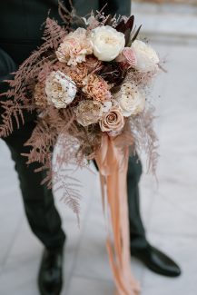 Νυφική ανθοδέσμη με αποξηραμένα και φρέσκα λουλούδια σε γήινες αποχρώσεις