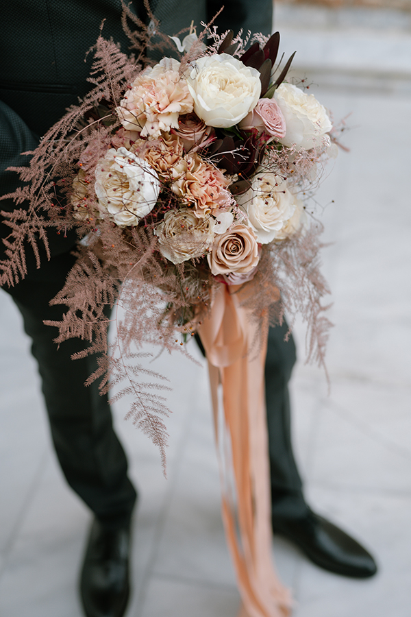 Νυφική ανθοδέσμη με αποξηραμένα και φρέσκα λουλούδια σε γήινες αποχρώσεις