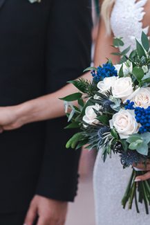 Μοντέρνα νυφική ανθοδέσμη με ιβουάρ τριαντάφυλλα και ευκάλυπτο