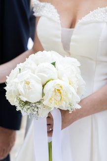 Μονόχρωμη νυφική ανθοδέσμη με λευκές ορτανσίες και παιώνιες Μονόχρωμη νυφική ανθοδέσμη με λευκές ορτανσίες και παιώνιες