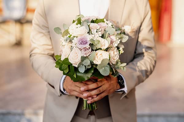 Νυφική ανθοδέσμη με τριαντάφυλλα σε ιβουάρ και μωβ αποχρώσεις