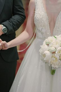 Στρογγυλή νυφική ανθοδέσμη με λευκές παιώνιες