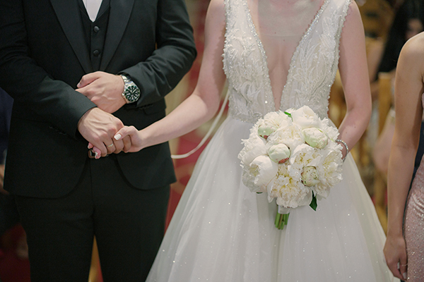 Στρογγυλή νυφική ανθοδέσμη με λευκές παιώνιες