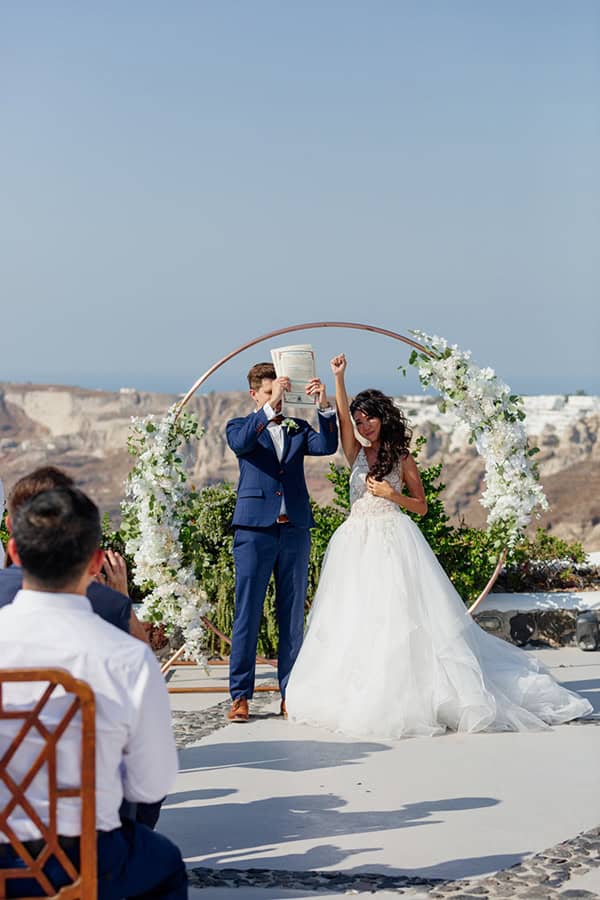 chic-wedding-santorini-romantic-touches-magnificent-snapshots_51