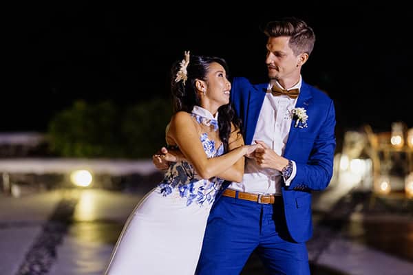 chic-wedding-santorini-romantic-touches-magnificent-snapshots_70