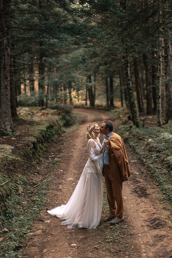 country-styled-civil-wedding-unique-florals-rustic-details_03