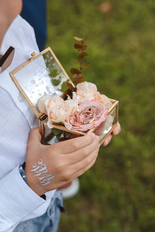 country-styled-civil-wedding-unique-florals-rustic-details_12