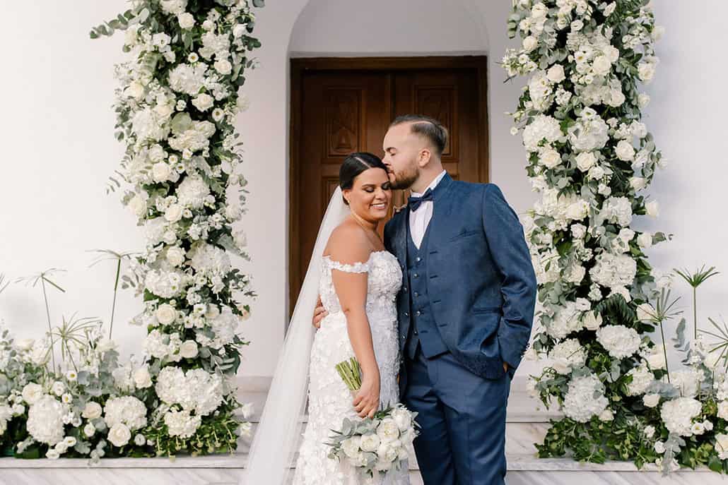 Dreamy καλοκαιρινός γάμος στη Θεσσαλονίκη με εντυπωσιακό ανθοστολισμό στο λευκό χρώμα │ Λάουρα & Γιώργος