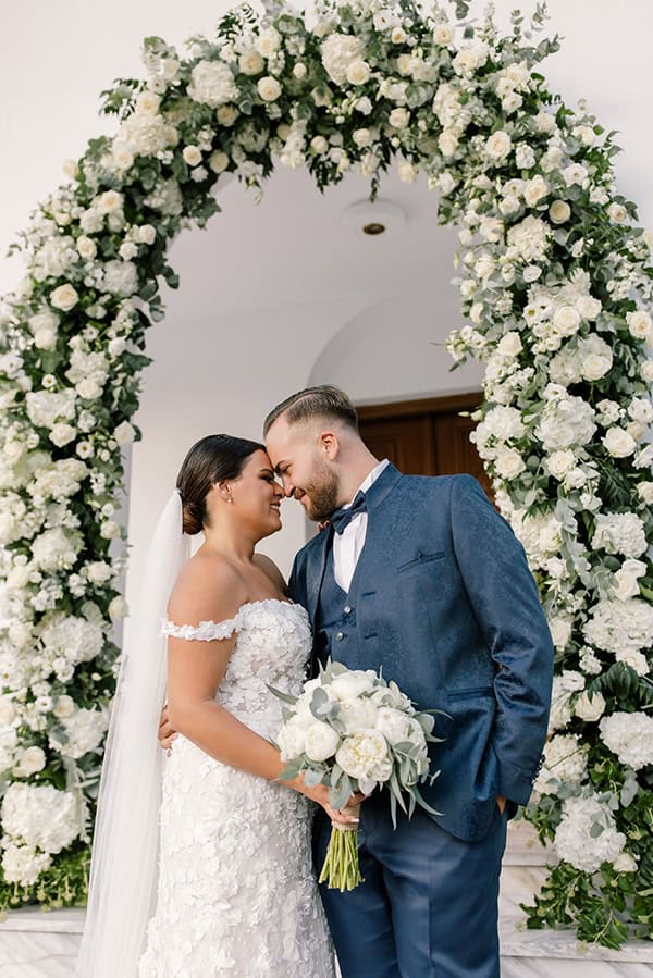 dreamy-summer-wedding-thessaloniki-impressive-floral-arrangements-white-color_03