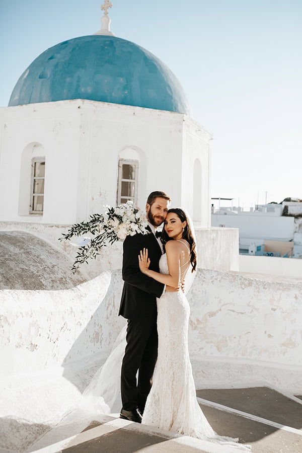 elegant-summer-wedding-santorini-white-blooms-gold-details_01