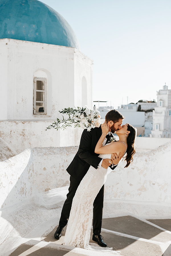elegant-summer-wedding-santorini-white-blooms-gold-details_02