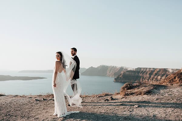elegant-summer-wedding-santorini-white-blooms-gold-details_04