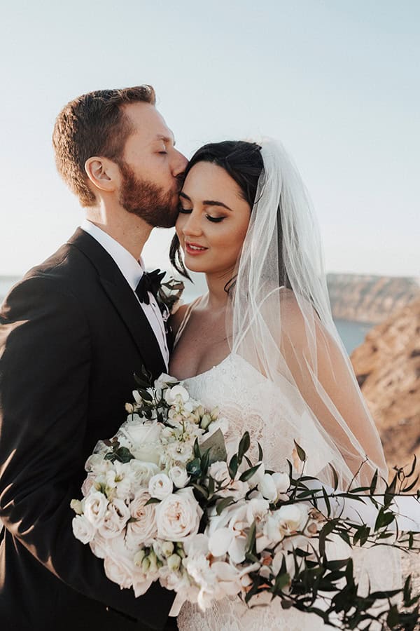 elegant-summer-wedding-santorini-white-blooms-gold-details_05