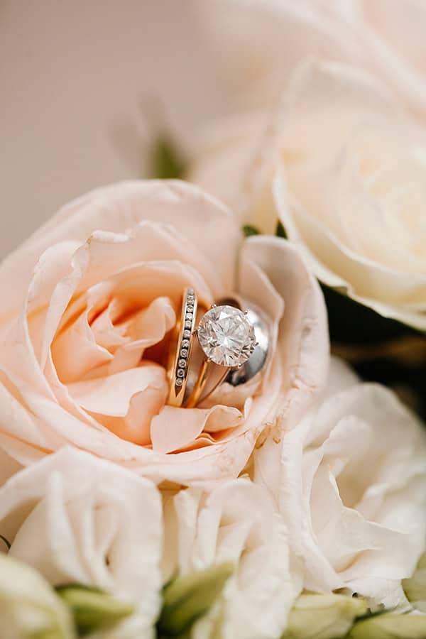 elegant-summer-wedding-santorini-white-blooms-gold-details_08