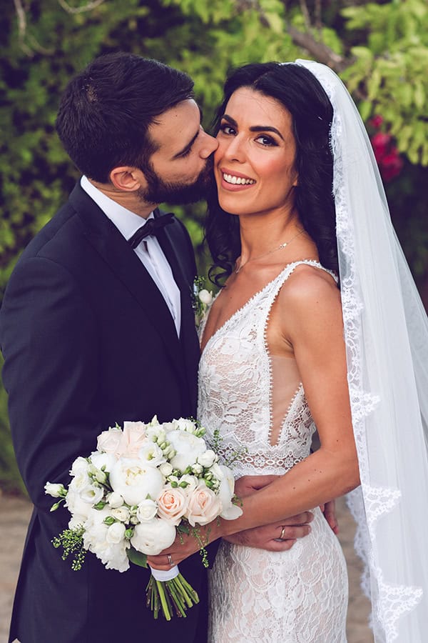 lovely-summer-wedding-mouseio-oinou-romantic-flowers-ecru-hues_01