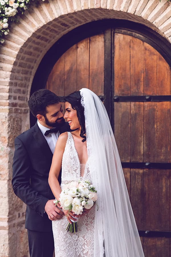 lovely-summer-wedding-mouseio-oinou-romantic-flowers-ecru-hues_02