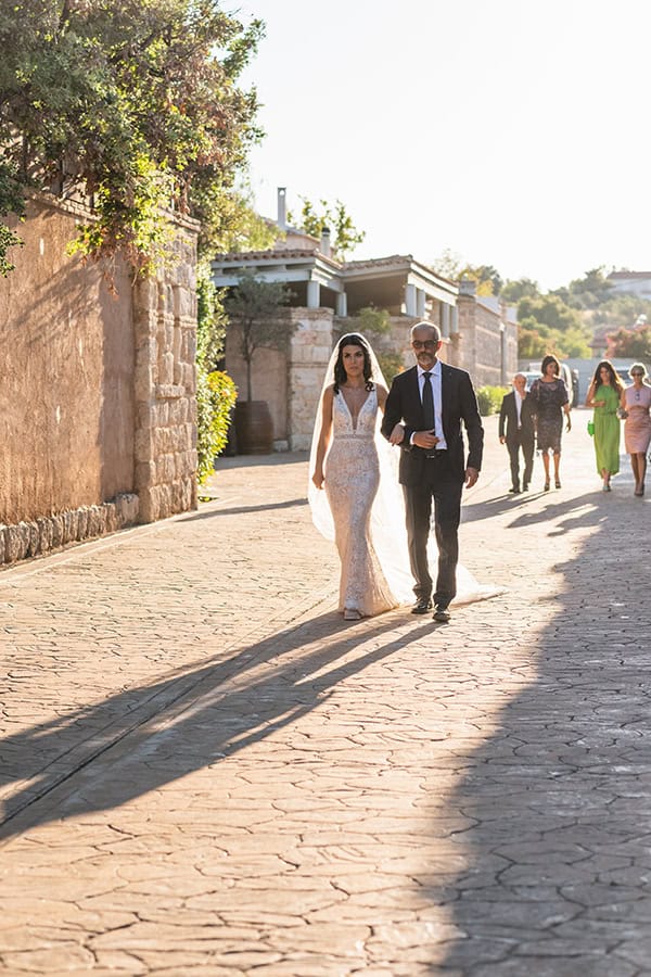 lovely-summer-wedding-mouseio-oinou-romantic-flowers-ecru-hues_12