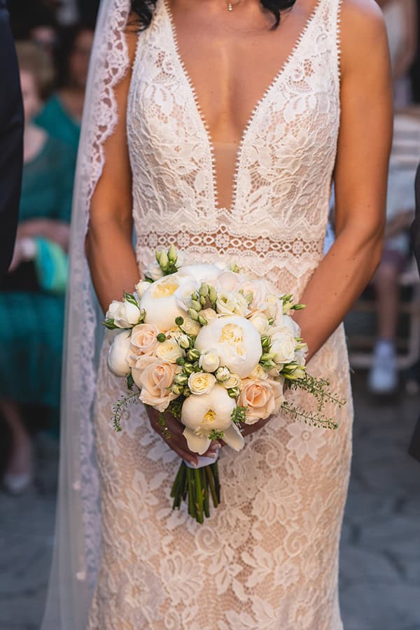 lovely-summer-wedding-mouseio-oinou-romantic-flowers-ecru-hues_16