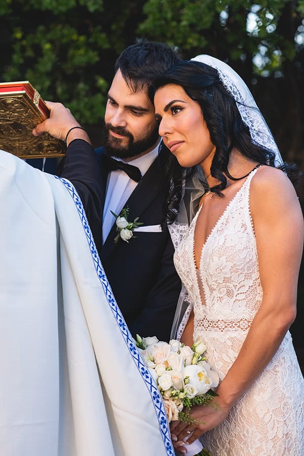 lovely-summer-wedding-mouseio-oinou-romantic-flowers-ecru-hues_17