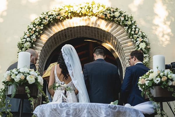 lovely-summer-wedding-mouseio-oinou-romantic-flowers-ecru-hues_18