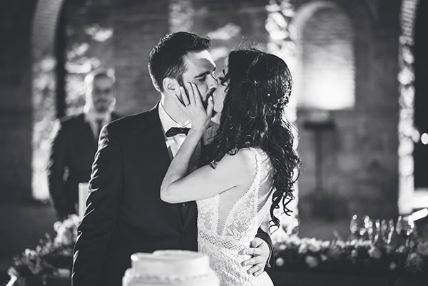 lovely-summer-wedding-mouseio-oinou-romantic-flowers-ecru-hues_26