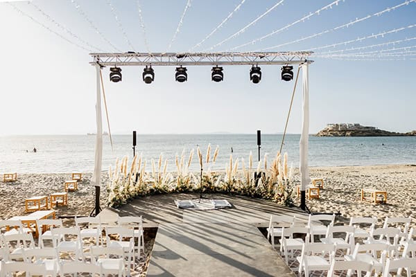 lovely-wedding-decoration-colorful-flowers-aetherial-pampas-grass_04x