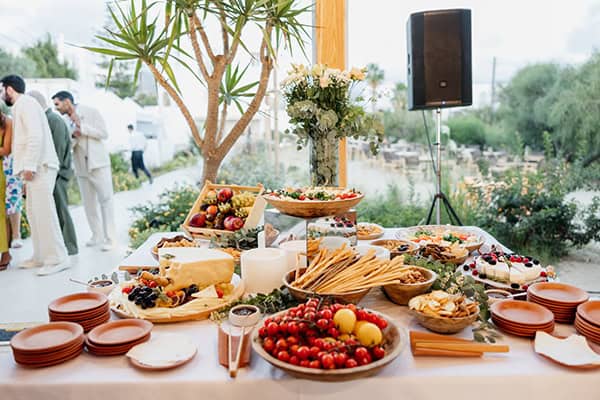 lovely-wedding-decoration-colorful-flowers-aetherial-pampas-grass_09