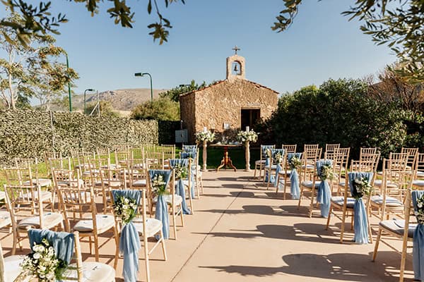 outdoor-wedding-athens-romantic-decoration-dusty-blue-hues_17