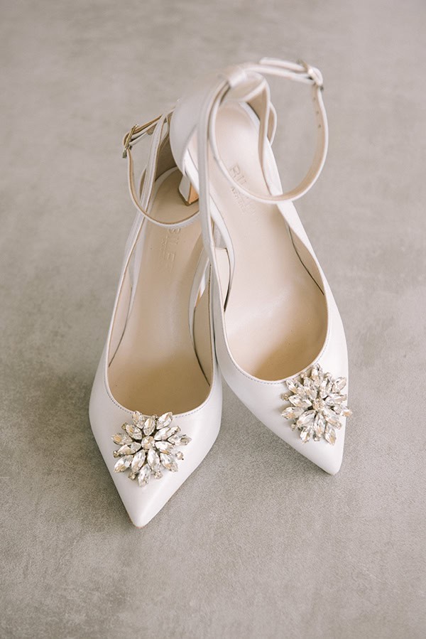 romantic-spring-wedding-athens-white-peonies-light_04