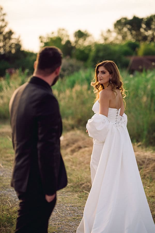 romantic-summer-wedding-larisa-white-roses-gold-touches_02x