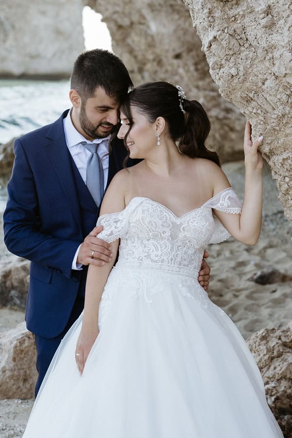 summer-wedding-drama-white-hydrangeas-eucalyptus_02x