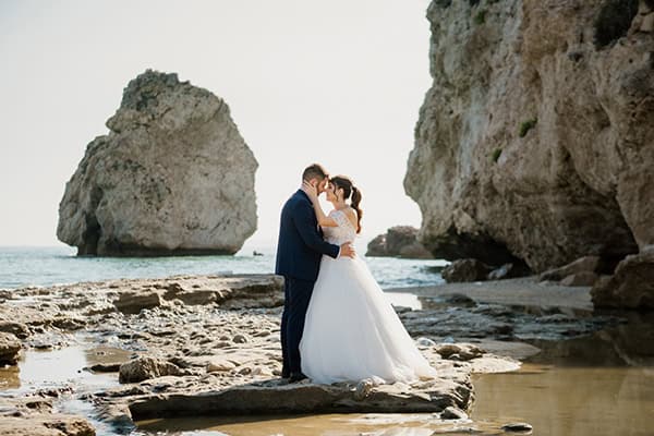 summer-wedding-drama-white-hydrangeas-eucalyptus_05