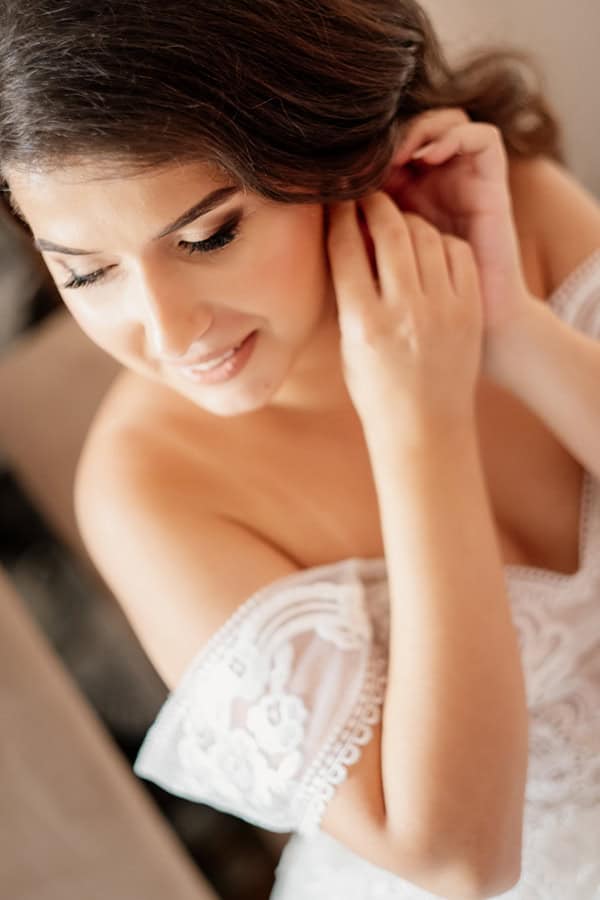 summer-wedding-drama-white-hydrangeas-eucalyptus_08