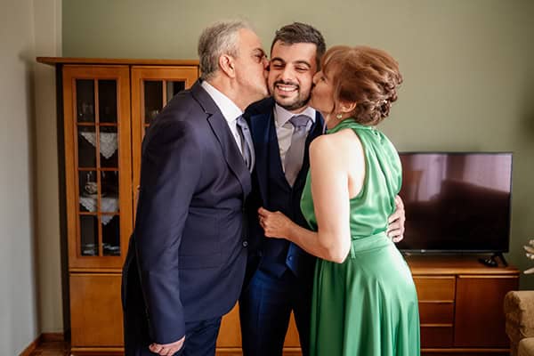 summer-wedding-drama-white-hydrangeas-eucalyptus_11