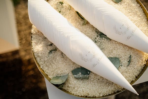 summer-wedding-drama-white-hydrangeas-eucalyptus_15