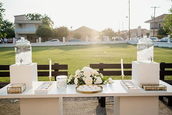 summer-wedding-drama-white-hydrangeas-eucalyptus_16