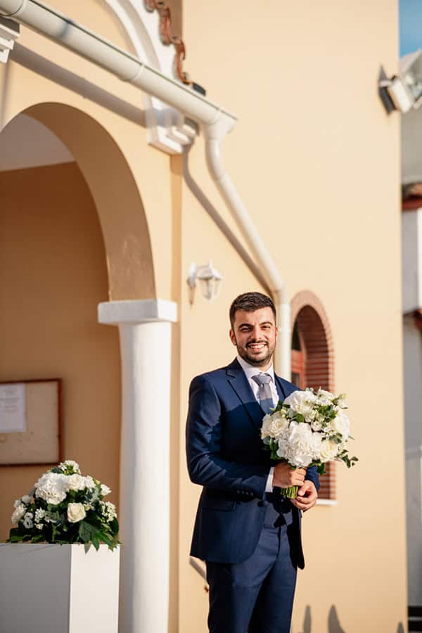 summer-wedding-drama-white-hydrangeas-eucalyptus_19