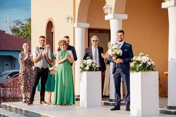 summer-wedding-drama-white-hydrangeas-eucalyptus_19x